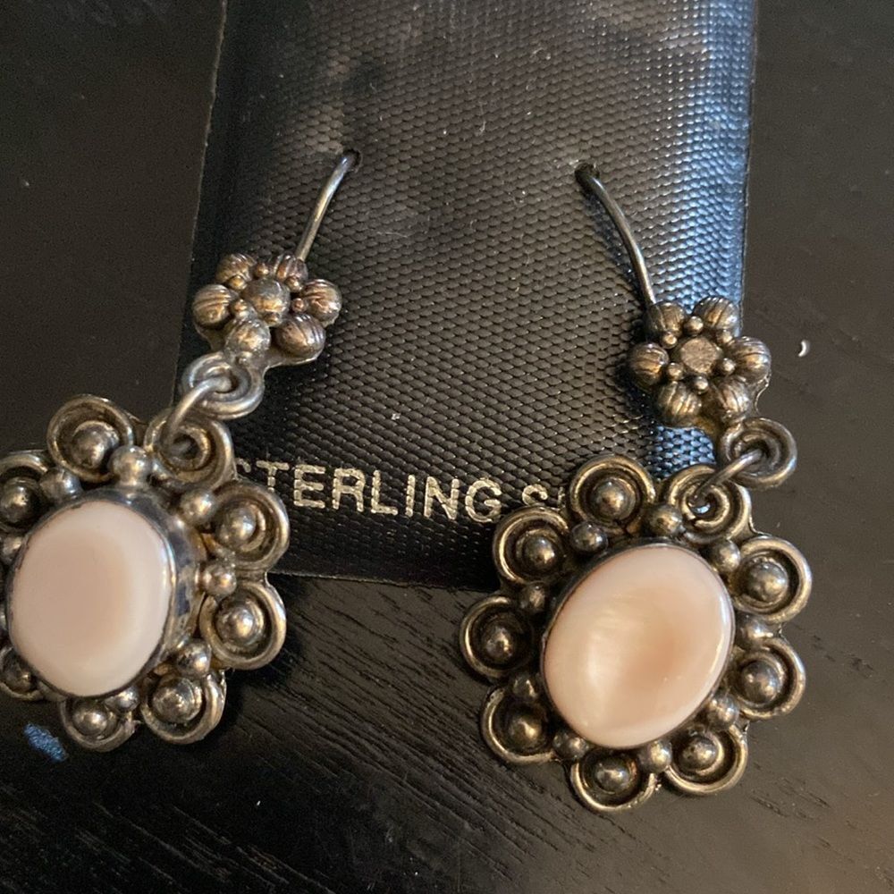 Signed Sterling boho style flower power earrings with Mother of Pearl - Picture 6 of 6